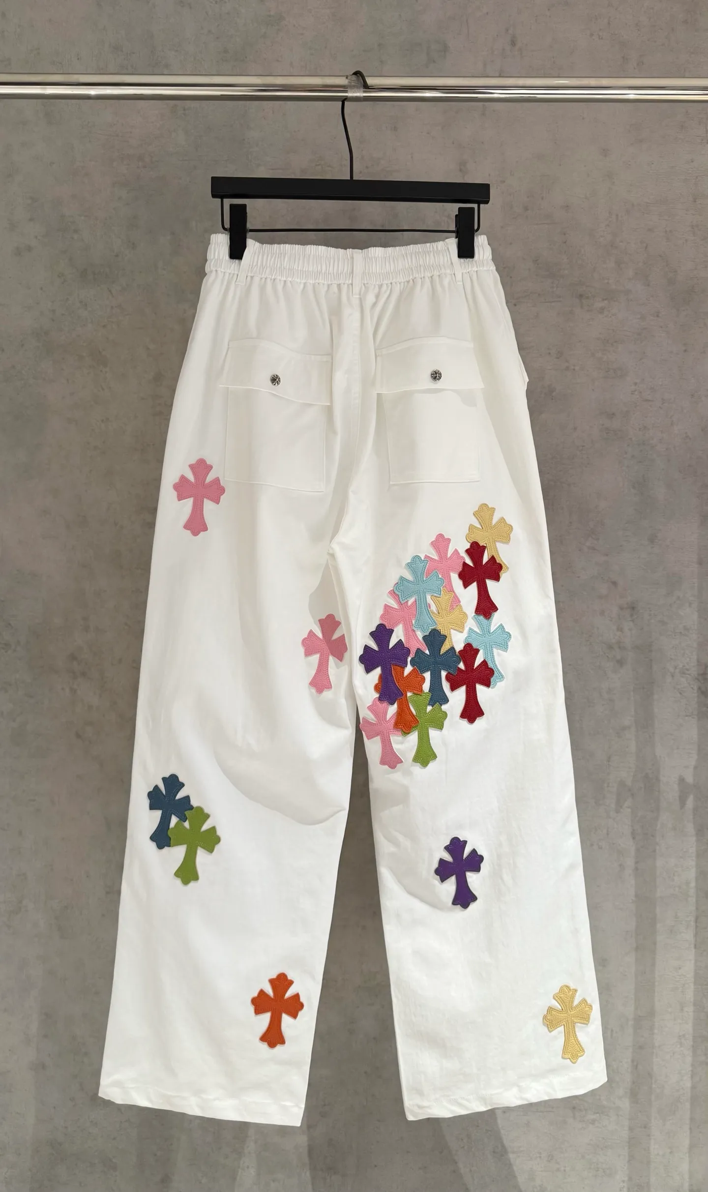 🅿️390 [Strict quality control] CH Crow Heart heavyweight Crow paratrooper pants with colorful crosses. More than 20 customized cross leather sets. Customized Crow Heart hardware. Loose and lazy version, waist size 66-100 can be controlled. More than 20 fabrics are custom-woven and dyed. The front needs to be carbon-milled and then sanded (the surface of the pants has a velvet feel and is comfortable to wear) and the reverse is waterproof. Finally, the overall enzyme wash is done. The workmanship is complicated and cumbersome. The leather is all calfskin and has undergone multiple color fixing treatments! Machine washing is not recommended for white! Code number M-2xl